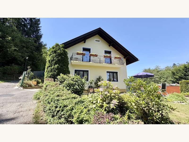 Einfamilienhaus in 9220  - 11