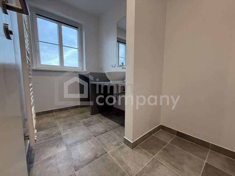 Mehrfamilienhaus in 2700  - 3