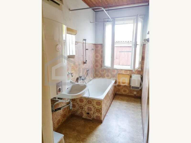 Mehrfamilienhaus in 7093  - 7