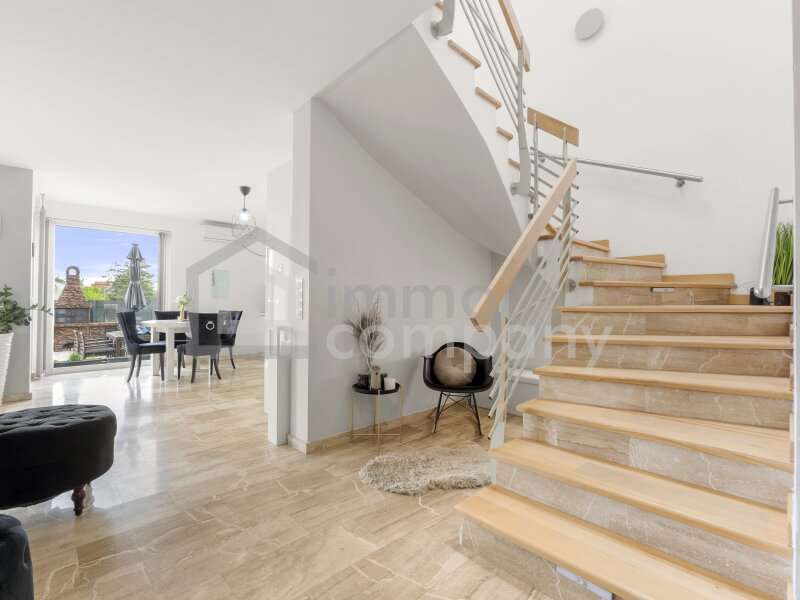 Eingangsbereich + Stiegenhaus - Bild 1 von 27 Haus in 2452 - 1