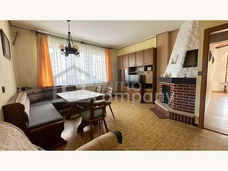 Unrenoviertes Wohn-/Esszimmer (Blick aus der Küche) EG - Bild 6 von 14 Mehrfamilienhaus in 2632 - 6