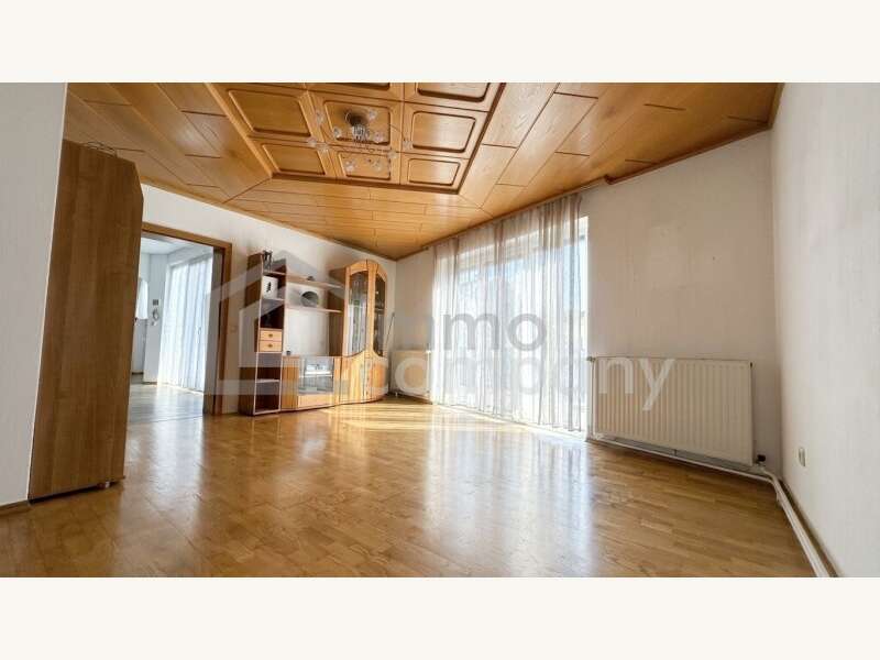 Wohnzimmer (OG) mit Dachterrassenzugang - Bild 9 von 14 Mehrfamilienhaus in 2632 - 9