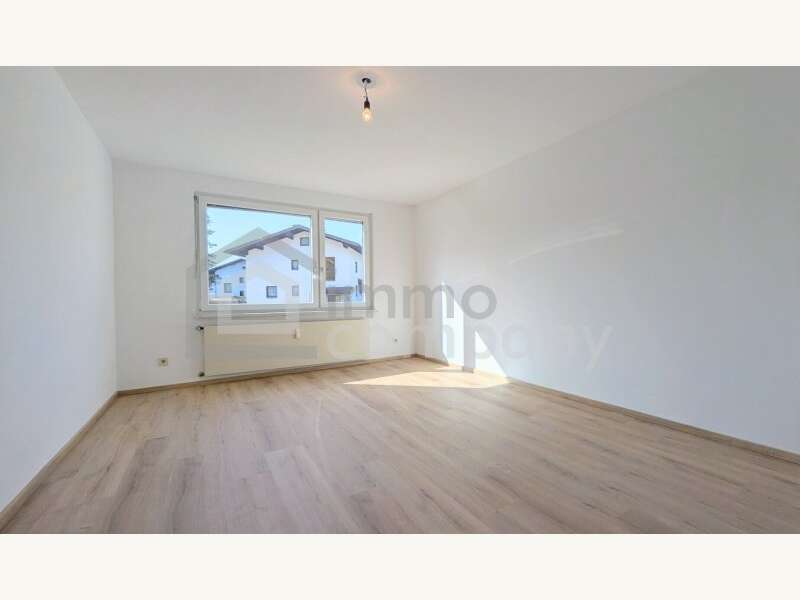 Schlafzimmer 1 - Bild 2 von 19 Eigentumswohnung in 6600 - 2