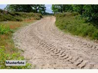 Halle in Dreistetten Landwirtschaftlich genutztes Grundstü