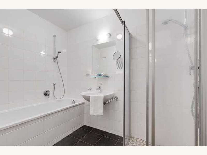 Badezimmer mit Wanne und Dusche - Bild 5 von 6 Eigentumswohnung in 5562 - 5