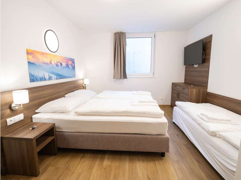 Schlafzimmer - Bild 1 von 20 Eigentumswohnung in 6391 - 1