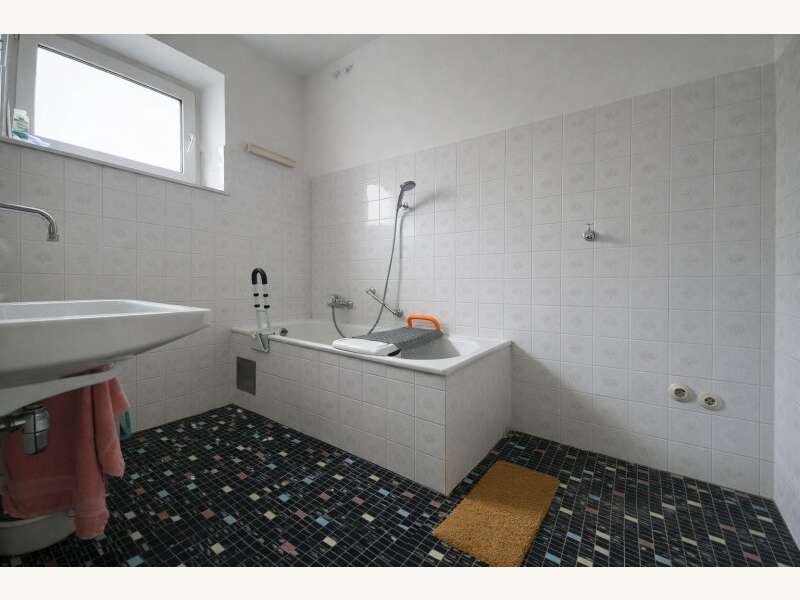 Mehrfamilienhaus in 2404  - 8